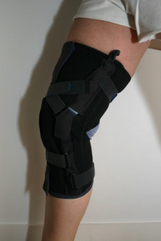 Attelle de genou, bandage de genou et / ou support de genou